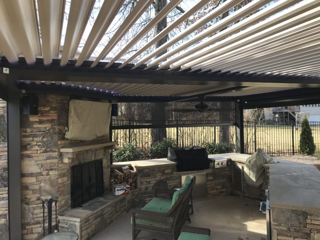 picture of bronze louvered pergola with tan louvers open and rainier powered screens on all sides